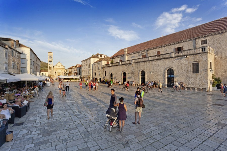 8 DAYS / 7 NIGHTS – 715 miles (1.150km)